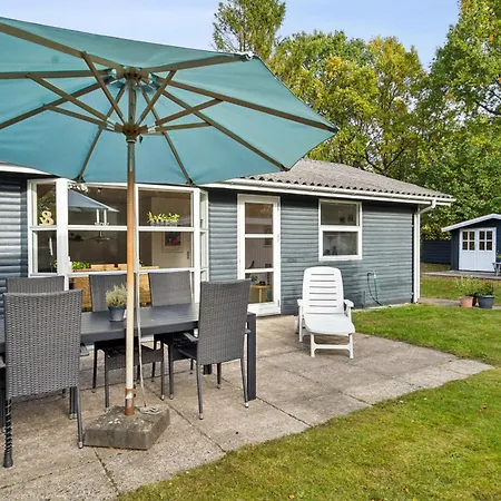 Cozy Summer House Close To The 別荘 Glesborg